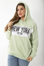Kadın Büyük Beden Yeşil İçi Şardonlu Baskı Ve Kapşon Detaylı Kanguru Cepli Sweatshirt 65N37209