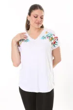 Kadın Büyük Beden Beyaz Nakış Detaylı Yaka Ve Kol Ağzı Kopenaki Dantelli V Yakalı Bluz 65N37676