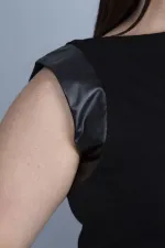 Kadın Siyah Tek Kol Ağzı Suni Deri Detaylı Düşük Kollu Bluz 65N25593