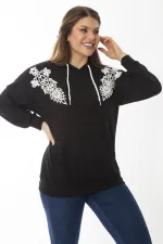 Kadın Büyük Beden Siyah Aplike Dantel Ve Kapşon Detaylı Kanguru Cepli Sweatshirt 65N37015