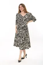 Kadın Büyük Beden Siyah V Yakalı Bürümcük Kumaş Kapri Kollu Elbise 65N37622