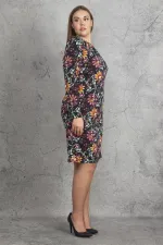 Kadın Siyah Zincir Aksesuarlı Yaka Detaylı Yan Büzgülü Elbise 65N19795