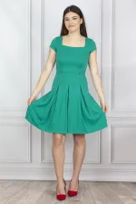 ROBE À COL CARRÉ ET PLISSÉE