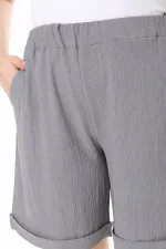 Kadın Büyük Beden Gri Bürümcük Kumaş Beli Lastikli Yan Cepli Şort 65N37979