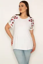 KADIN KEMİK YAKA VE KOL AĞZI KOPENAKİ DANTELLİ OMUZLARI NAKIŞLI BLUZ