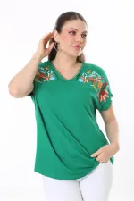 Kadın Büyük Beden Beyaz Nakış Detaylı Yaka Ve Kol Ağzı Kopenaki Dantelli V Yakalı Bluz 65N37676