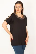 KADIN SİYAH KOL DEKOLTELİ YAKA GARNİ DETAYLI BLUZ