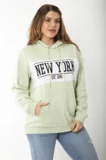 Kadın Büyük Beden Yeşil İçi Şardonlu Baskı Ve Kapşon Detaylı Kanguru Cepli Sweatshirt 65N37209