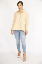 Kadın Büyük Beden Bej Poplin Kumaş Ön Düğmeli Yan Yırtmaçlı Uzun Kollu Gömlek 65N36799