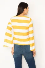 KADIN KIRMIZI YAKASI KUŞGÖZLÜ BAĞCIK DETAYLI KOL YIRTMAÇLI ÇİZGİLİ BLUZ