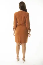 ROBE PORTEFEUILLE FERMÉE À LACETS POUR FEMMES CINNAMON KISS AVEC COL, POIGNETS ET MANCHES, 26A36897