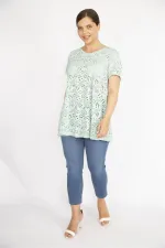 Kadın Beyaz Büyük Beden Delikiş Kumaş V Yakalı Kısa Kollu Bluz