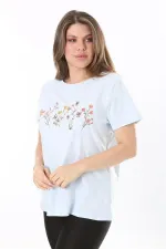 Büyük Beden Bebe Mavisi Pamuk Kumaş Ön Baskılı Kısa Kollu Bluz 65N37807