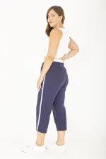 Kadın Büyük Beden Mavi Pamuk Kumaş Yan Şeritli Fermuarlı Tek Cepli Eşofman Alt 65N36809