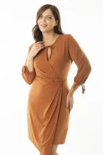 ROBE PORTEFEUILLE FERMÉE À LACETS POUR FEMMES CINNAMON KISS AVEC COL, POIGNETS ET MANCHES, 26A36897