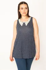 Kadın Lacivert Yaka Dantelli Puan Desenli Bluz 65N32431