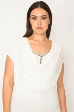 Kadın Büyük Beden Kemik Taş Detaylı Düşük Yakalı Bluz 65N37662