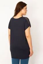 Kadın Lacivert Omuzları Dantel V Yakalı Bluz 65N33848