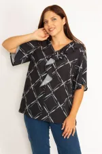 Kadın Siyah Yaka Volanlı Bluz 65N34574