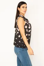 KADIN SİYAH DEGAJE YAKA ETEK UCU LASTİKLİ KOLSUZ ÇİÇEK DESENLİ BLUZ