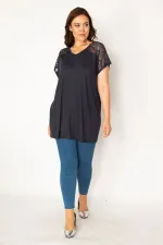 Kadın Lacivert Omuzları Dantel V Yakalı Bluz 65N33848