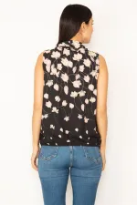 KADIN SİYAH DEGAJE YAKA ETEK UCU LASTİKLİ KOLSUZ ÇİÇEK DESENLİ BLUZ