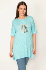 KADIN MAVİ DİJİTAL BASKILI ÇİZGİLİ YAN YIRTMAÇLI BLUZ