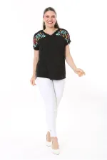 Kadın Büyük Beden Beyaz Nakış Detaylı Yaka Ve Kol Ağzı Kopenaki Dantelli V Yakalı Bluz 65N37676