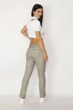Pantalon pour femme en gabardine délavée kaki avec bonnets à boutons métalliques
