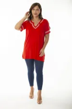 Kadın Büyük Beden Kırmızı Yaka Ve Kolları Nakış Detaylı Omuz Dekolteli Bluz 65N36923
