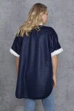 Manteau matelassé bleu marine pour femme, orné de détails en fausse fourrure, référence 65N35430