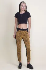PANTALON À POCHES ÉLASTIQUES À TAILLE À MOTIFS SUR LE DEVANT