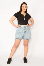 KADIN MAVİ YIKAMA EFEKTLİ KUŞAKLI PAÇASI PİS DİKİŞLİ JEAN ŞORT