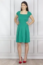 ROBE À COL CARRÉ ET PLISSÉE