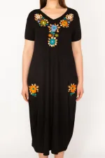 KADIN SİYAH NAKIŞ DETAYLI CEPLİ VİSKON ELBİSE