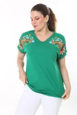 Kadın Büyük Beden Beyaz Nakış Detaylı Yaka Ve Kol Ağzı Kopenaki Dantelli V Yakalı Bluz 65N37676