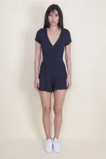 COMBINAISON SHORT COURT BLEU MARINE POUR FEMME AVEC COL ENVELOPPÉ ET DOS DÉTAILLÉ