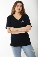 Kadın Büyük Beden Lacivert Kaşkorse Kumaş Göğsü Nakışlı Likralı Bluz 65N37235