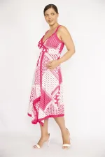 Robe longue rose grande taille à bretelles et col cache-cœur