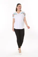 Kadın Büyük Beden Beyaz Nakış Detaylı Yaka Ve Kol Ağzı Kopenaki Dantelli V Yakalı Bluz 65N37676