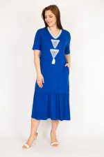 Kadın Saks Büyük Beden Nakış Detaylı V Yaka Yan Cepli Elbise