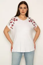 KADIN KEMİK YAKA VE KOL AĞZI KOPENAKİ DANTELLİ OMUZLARI NAKIŞLI BLUZ