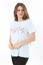 Büyük Beden Bebe Mavisi Pamuk Kumaş Ön Baskılı Kısa Kollu Bluz 65N37807