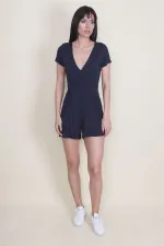 COMBINAISON SHORT COURT BLEU MARINE POUR FEMME AVEC COL ENVELOPPÉ ET DOS DÉTAILLÉ