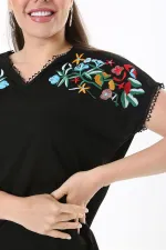 Kadın Büyük Beden Beyaz Nakış Detaylı Yaka Ve Kol Ağzı Kopenaki Dantelli V Yakalı Bluz 65N37676