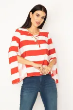 KADIN KIRMIZI YAKASI KUŞGÖZLÜ BAĞCIK DETAYLI KOL YIRTMAÇLI ÇİZGİLİ BLUZ