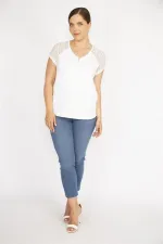 Kadın Beyaz Büyük Beden Pamuklu Kumaş Ön Pat Fermuarlı Kolları Dantel Bluz