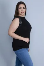 Kadın Siyah Tek Kol Ağzı Suni Deri Detaylı Düşük Kollu Bluz 65N25593