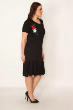 KADIN SİYAH NAKIŞ DETAYLI ÖN PAT DÜĞMELİ ETEK UCU KATLI ELBİSE