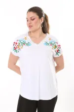 Kadın Büyük Beden Beyaz Nakış Detaylı Yaka Ve Kol Ağzı Kopenaki Dantelli V Yakalı Bluz 65N37676